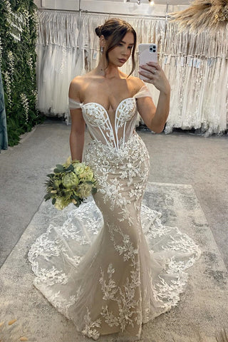 Vestido de novia largo de sirena con escote corazón, hombros descubiertos y apliques brillantes