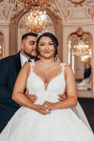 Vestido de novia de lujo estilo princesa con escote corazón y apliques