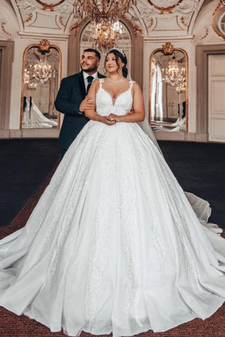 Vestido de novia de lujo estilo princesa con escote corazón y apliques