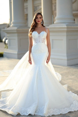 Vestido de novia blanco estilo sirena con escote corazón y cola de corte
