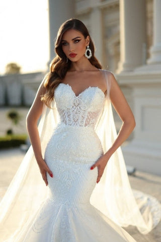 Vestido de novia blanco estilo sirena con escote corazón y cola de corte