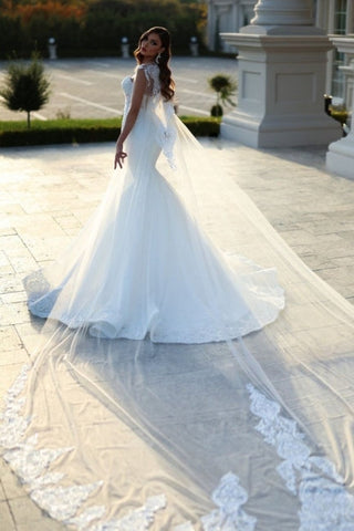 Vestido de novia blanco estilo sirena con escote corazón y cola de corte