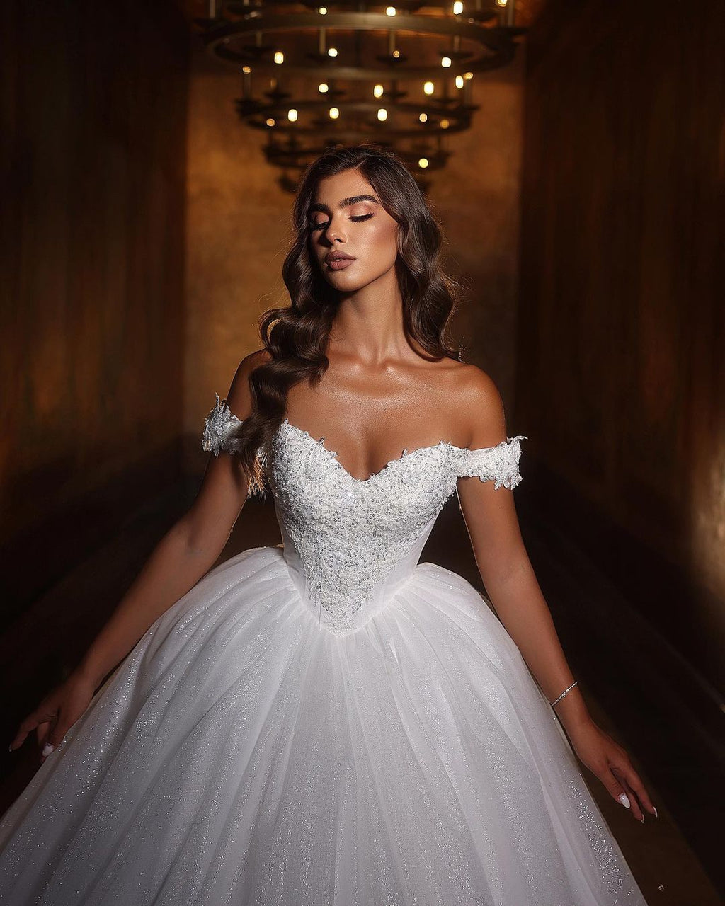 Vestido de novia largo blanco estilo princesa, corte princesa, con hombros descubiertos, corte en A, brillo y encaje.
