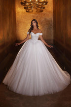 Vestido de novia largo blanco estilo princesa, corte princesa, con hombros descubiertos, corte en A, brillo y encaje.