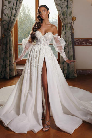 Vestidos de novia de tul y encaje con escote barco, corte en A, mangas largas y abertura, con hombros descubiertos.