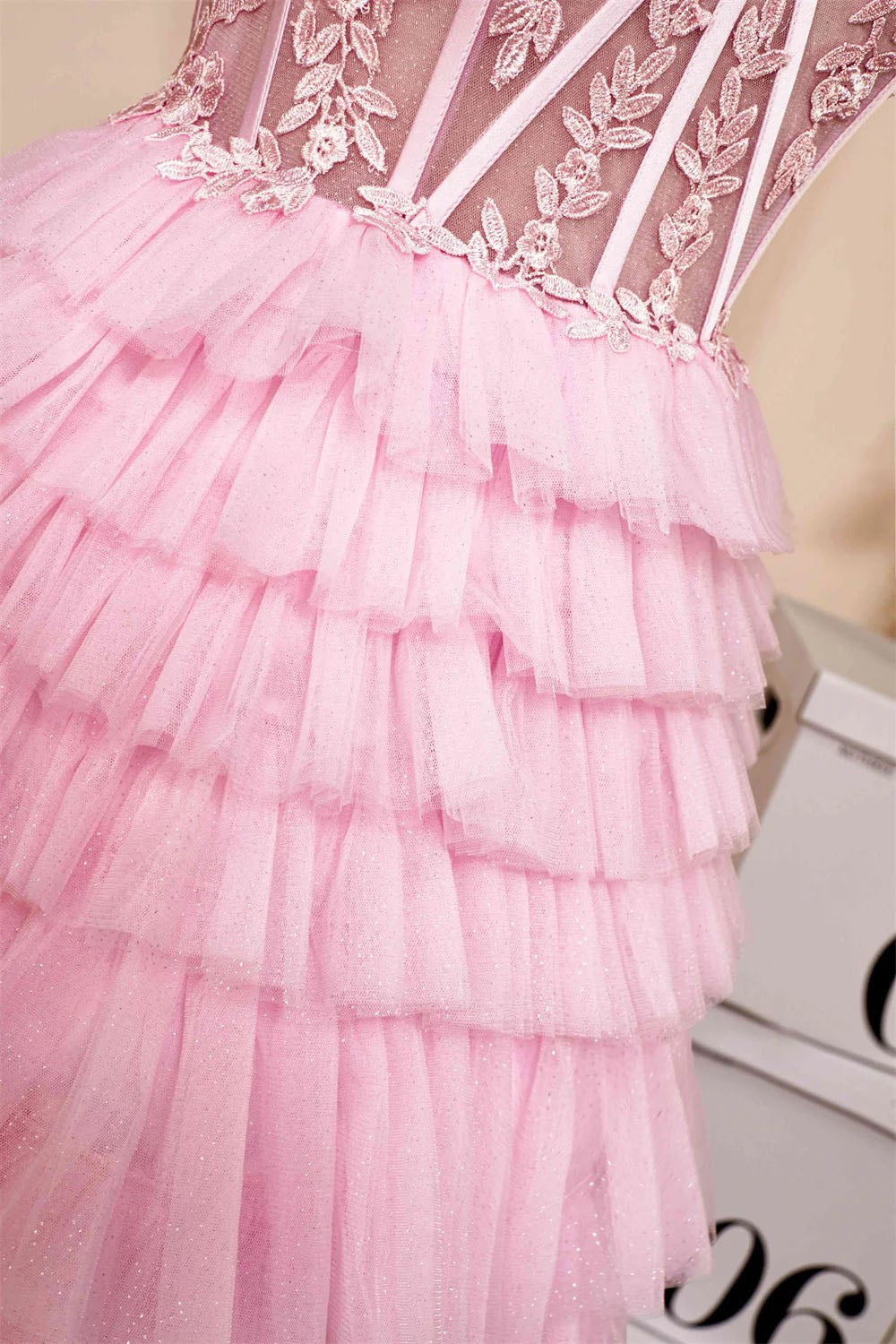 Robe de bal rose bustier à encolure cœur et volants PD514