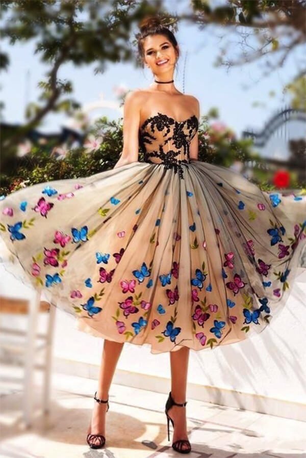Vestido corto de graduación con escote corazón y encaje de mariposa hasta la rodilla