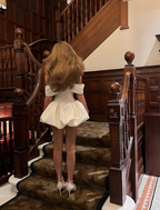 Vestido de fiesta corto de satén blanco con hombros descubiertos y corte en A Y8420