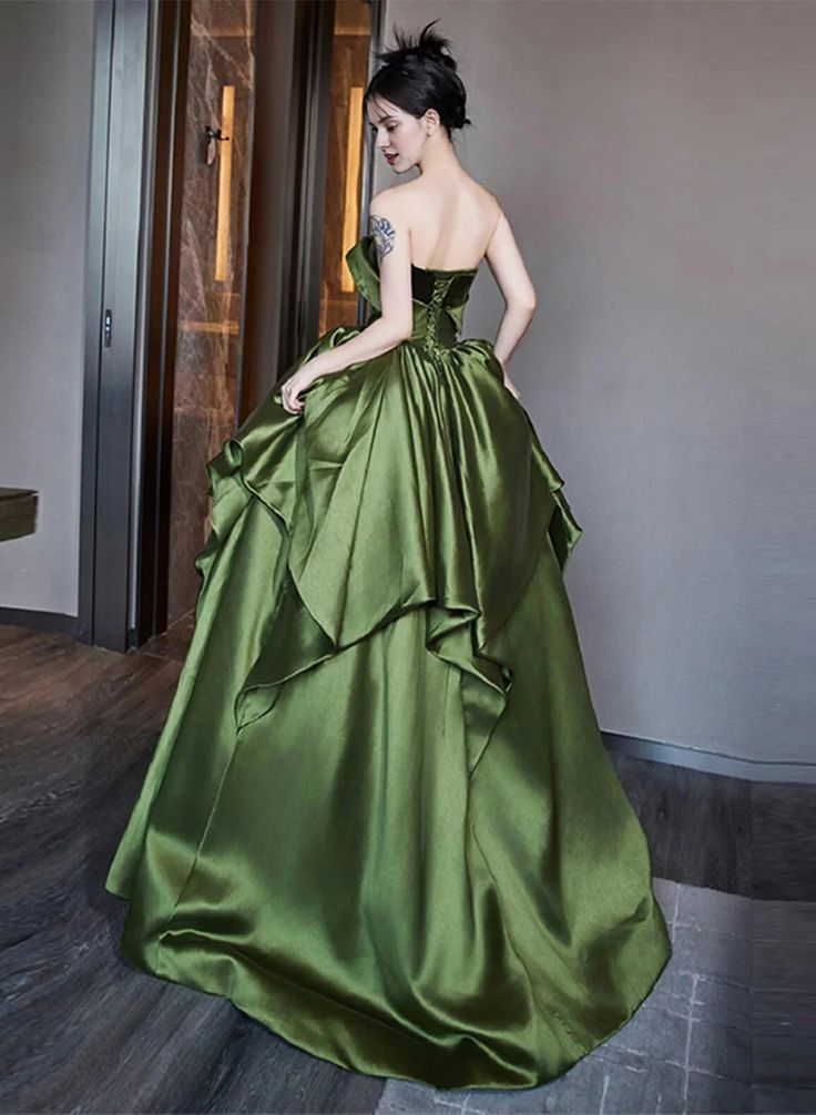 Precioso vestido de gala largo de satén verde con volantes y capas, corte en A, modelo Y7995