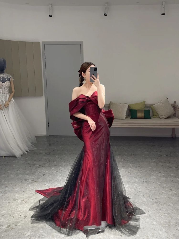 Vestido de noche burdeos romántico con hombros descubiertos, ideal para recepción (Y4416)