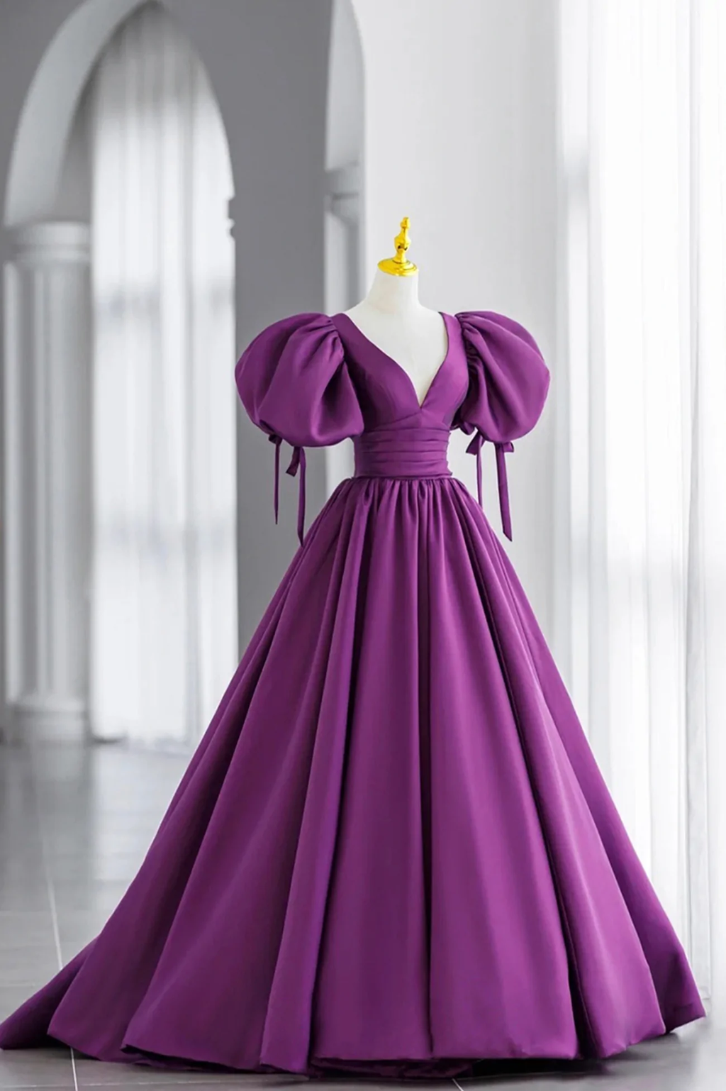 Vestido largo de fiesta de satén morado con mangas abullonadas y escote en V Y856