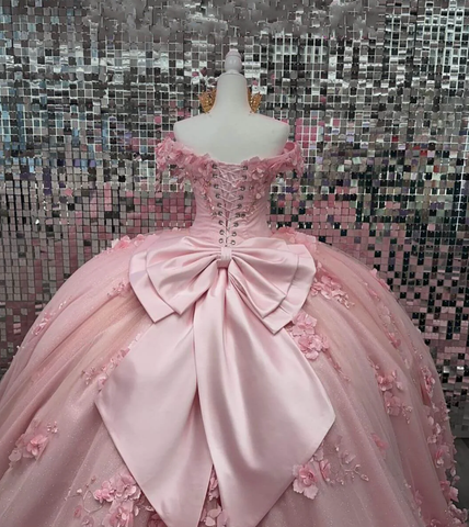 Vestido de quinceañera rosa con hombros descubiertos, corsé y apliques 3D Y6791