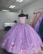 Robe de bal élégante en tulle brillant à épaules dénudées et appliqués lavande, ornée de fleurs 3D, idéale pour une fête de 15 ans (Y285)