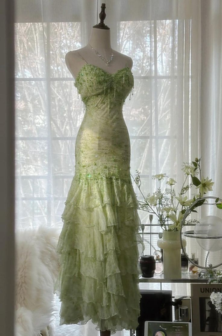Precioso vestido de noche largo de sirena verde con escote corazón, gasa, cuentas y capas, modelo Y8558