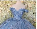 Vestido de gala azul con hombros descubiertos, vestido de graduación brillante con flores S26908