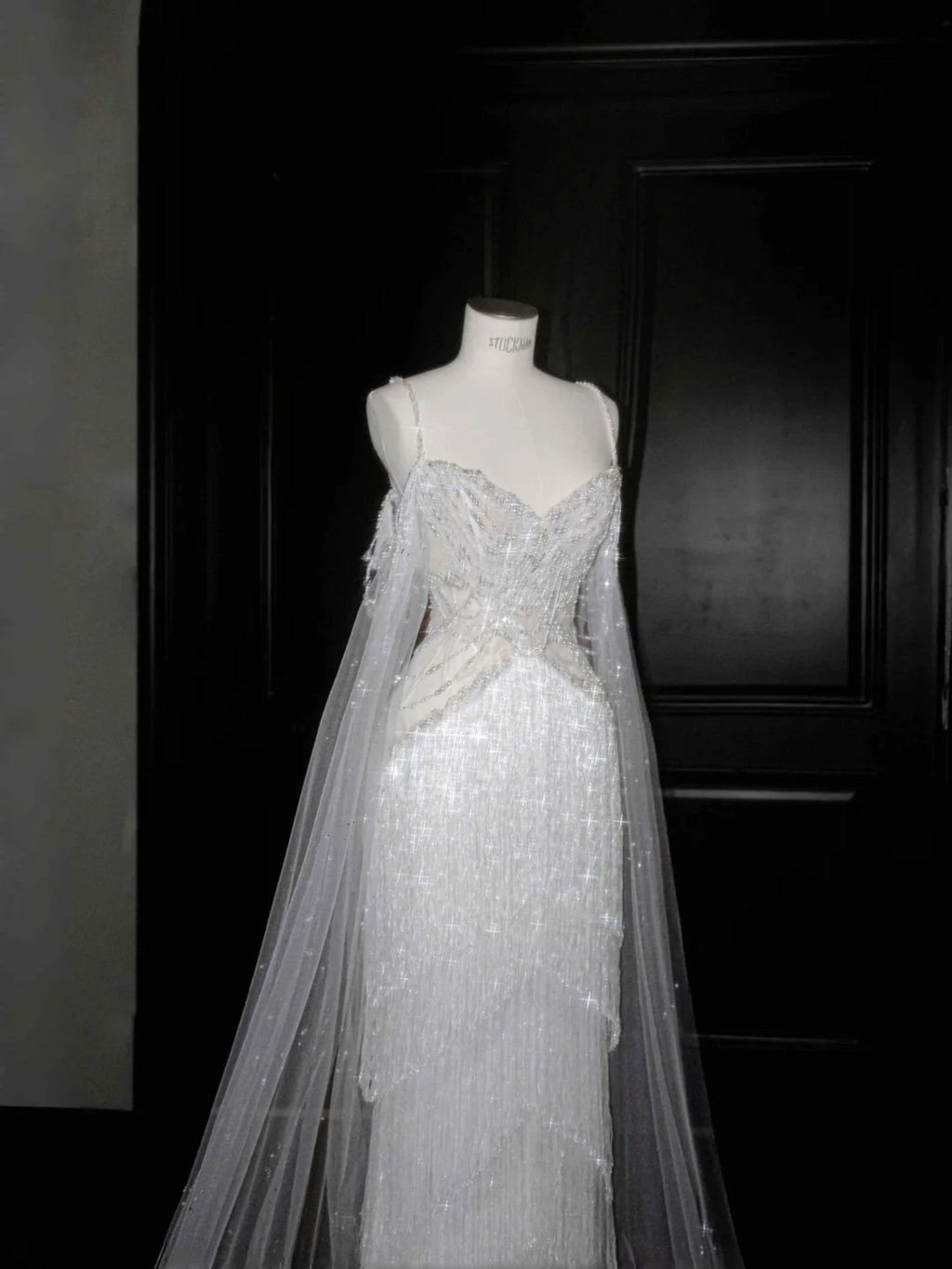 Robe de bal de soirée luxueuse en tulle blanc ornée de perles et de chaînes de perles, robe de mariée épaules dénudées Y8662