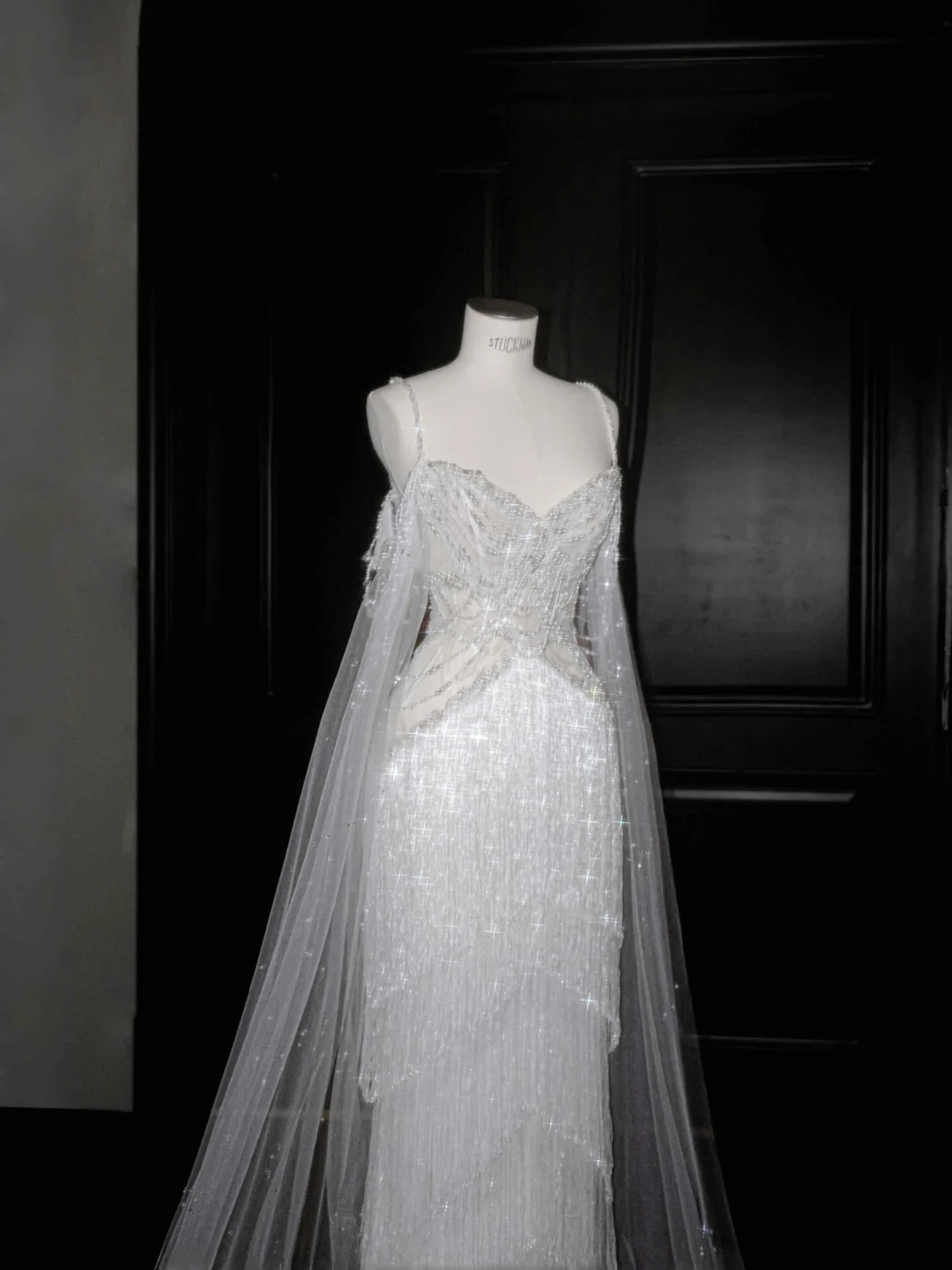 Robe de bal de soirée luxueuse en tulle blanc ornée de perles et de chaînes de perles, robe de mariée épaules dénudées Y8662
