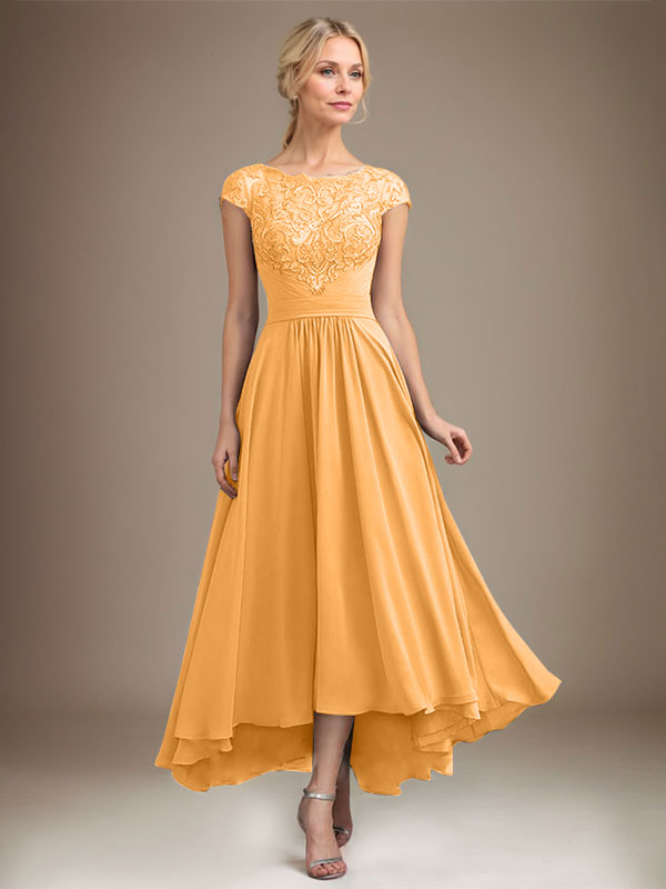 Vestido de novia de corte asimétrico, corte en A, escote ilusión, encaje y gasa con pliegues. 