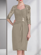 Vestido de corte recto/columna, escote corazón, largo hasta la rodilla, de gasa, con apliques de cuentas, encaje, lentejuelas y pliegues para la madre de la novia.