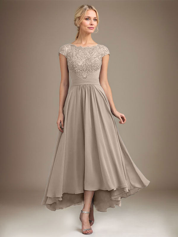 Vestido de novia de corte asimétrico, corte en A, escote ilusión, encaje y gasa con pliegues. 