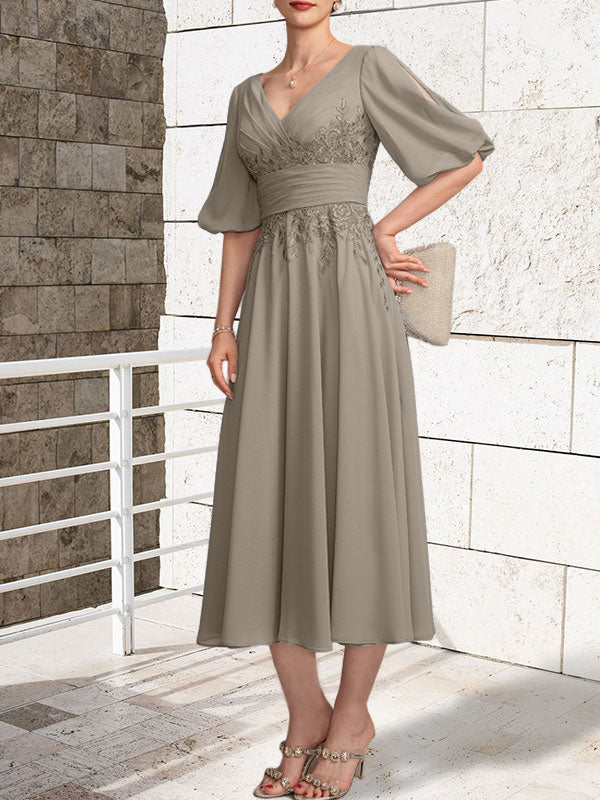 Vestido de novia de gasa de encaje, corte en A, escote en V y largo hasta la rodilla, con pliegues.