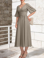 Vestido de novia de gasa de encaje, corte en A, escote en V y largo hasta la rodilla, con pliegues.