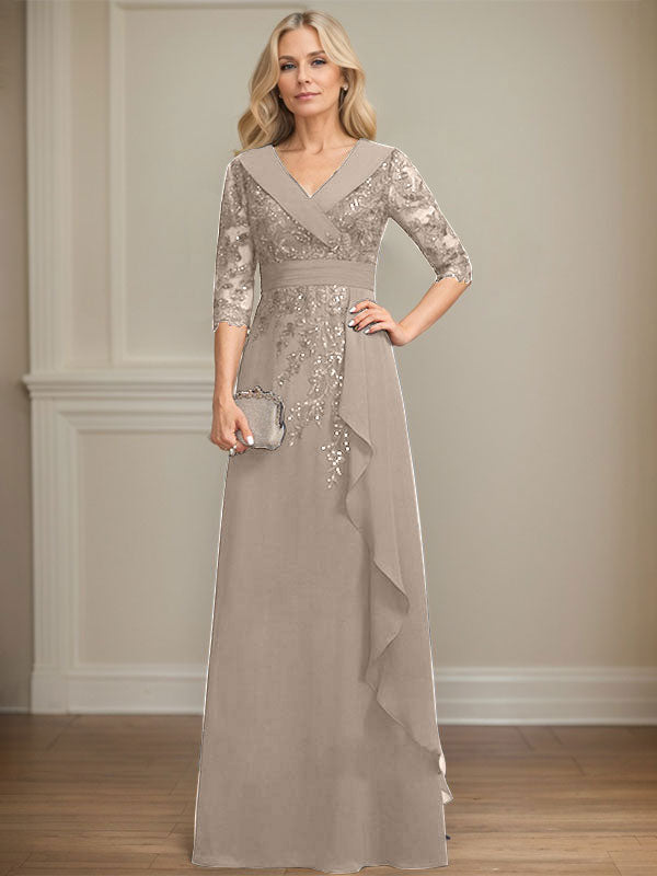 Vestido de novia de corte línea A, cuello en V, largo hasta el suelo, de encaje y gasa, con lentejuelas y volantes en cascada. 