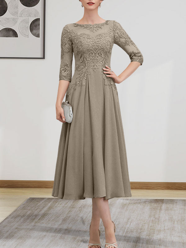 Robe de mariée trapèze en mousseline de soie et dentelle, longueur thé, ornée de perles et de sequins, avec décolleté en A et effet illusion.