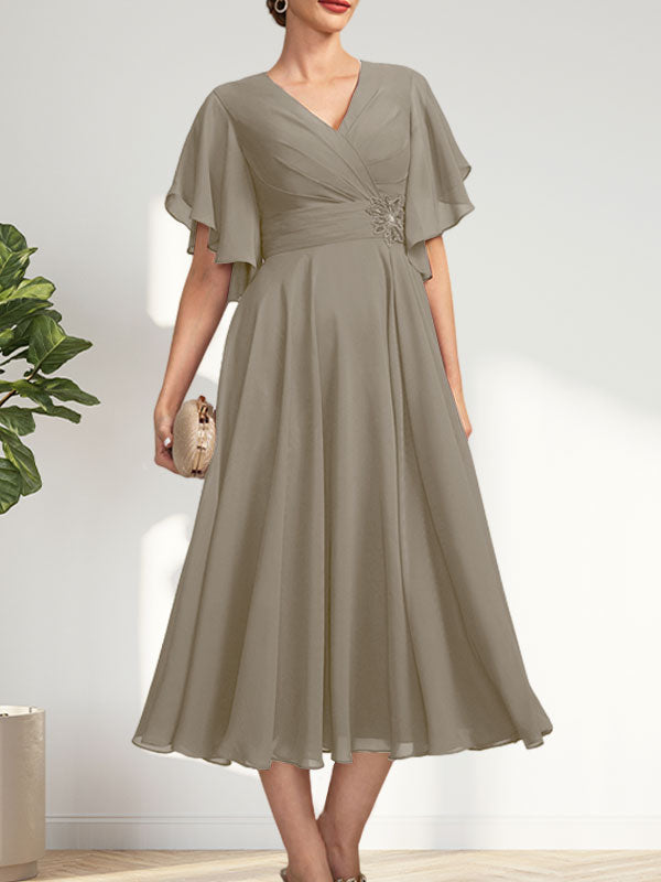 Vestido de corte A, escote en V, largo té, de gasa, para la madre de la novia, con plisados ​​y cuentas.