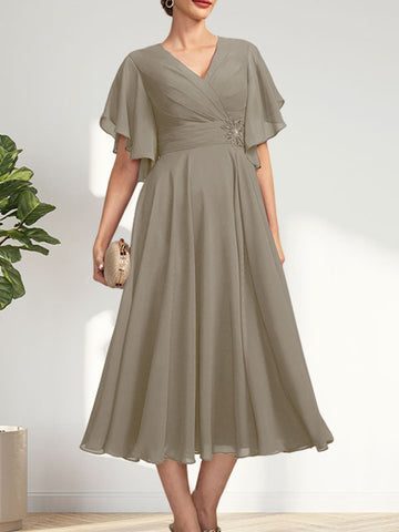 Vestido de corte A, escote en V, largo té, de gasa, para la madre de la novia, con plisados ​​y cuentas.