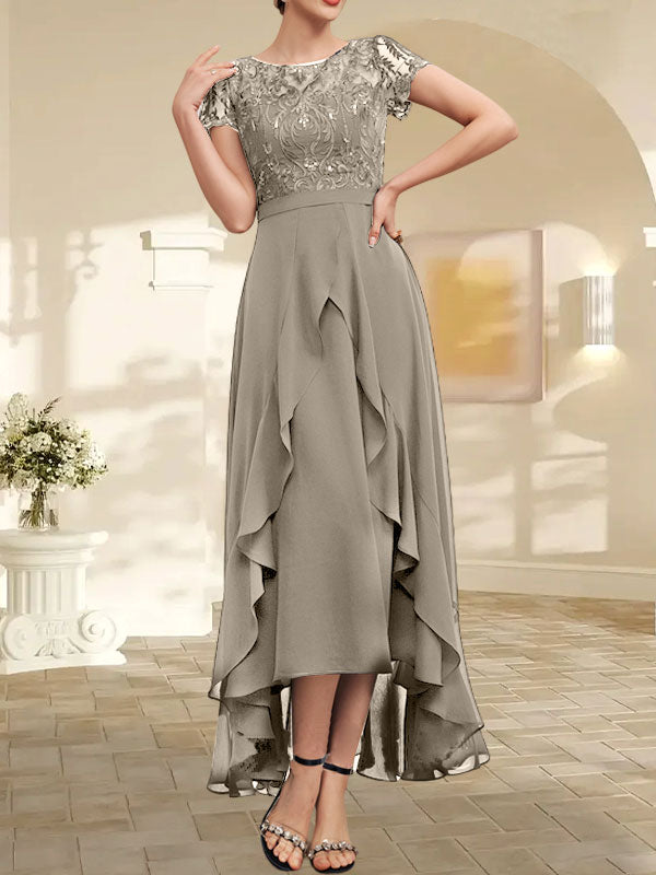 Robe de mère de la mariée asymétrique en mousseline de soie et dentelle, coupe trapèze, décolleté en V, effet illusion, nœud, volants et sequins 