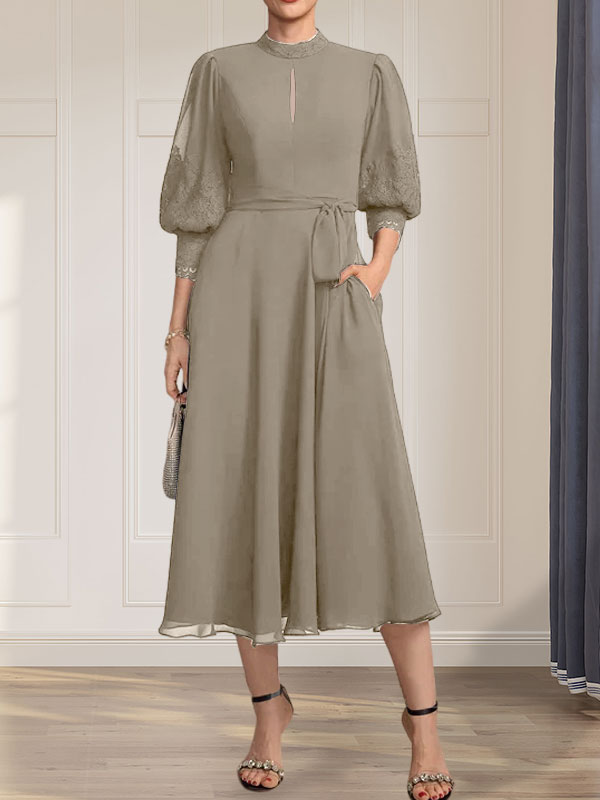 Vestido de corte A, cuello alto, largo midi, encaje y gasa para la madre de la novia con lazo.