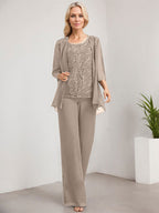Vestido de novia de gasa con encaje y lentejuelas, estilo mono/pantalón, largo hasta el suelo, con escote redondo.