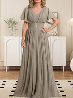 Vestido de gasa de corte A, escote en V, largo hasta el suelo, para la madre de la novia, con broche de cristal y pliegues. 