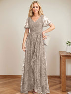 Robe de mère de la mariée asymétrique en dentelle, coupe trapèze, col en V et volants cascade 