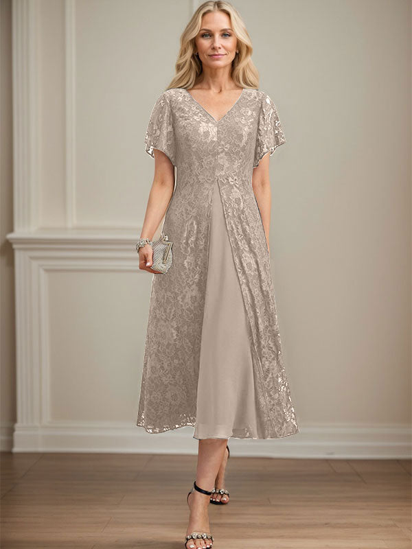 Vestido de novia de gasa de encaje, corte en A, escote en V y largo hasta la rodilla. 