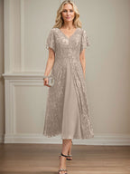 Vestido de novia de gasa de encaje, corte en A, escote en V y largo hasta la rodilla. 
