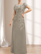 Robe de mère de la mariée en mousseline de dentelle, coupe fourreau/colonne, décolleté illusion, longueur au sol, ornée de sequins