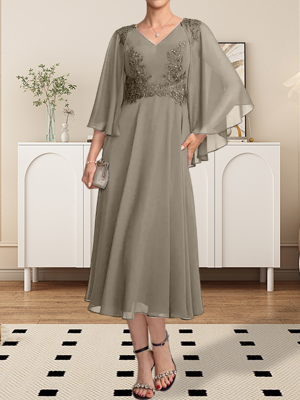Vestido de corte A, escote en V, largo hasta la rodilla, de gasa, encaje, con lentejuelas y pedrería para la madre de la novia.