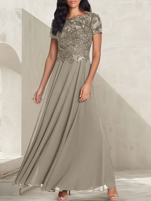 Vestido largo de corte A, color gris carbón, con escote redondo y detalles de pedrería, ideal para la madre de la novia.