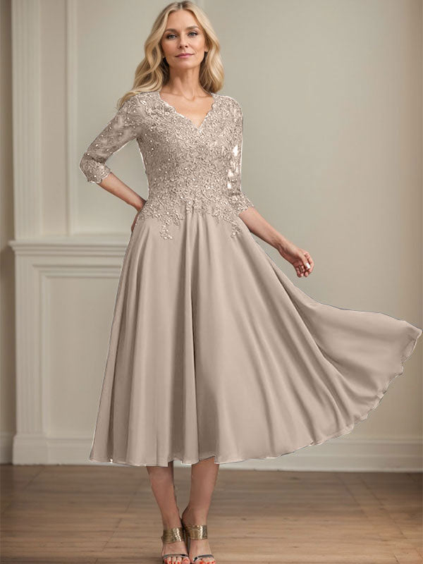 Robe de mère de la mariée en mousseline de soie et dentelle, coupe trapèze, col en V, longueur thé, ornée de perles et de sequins 