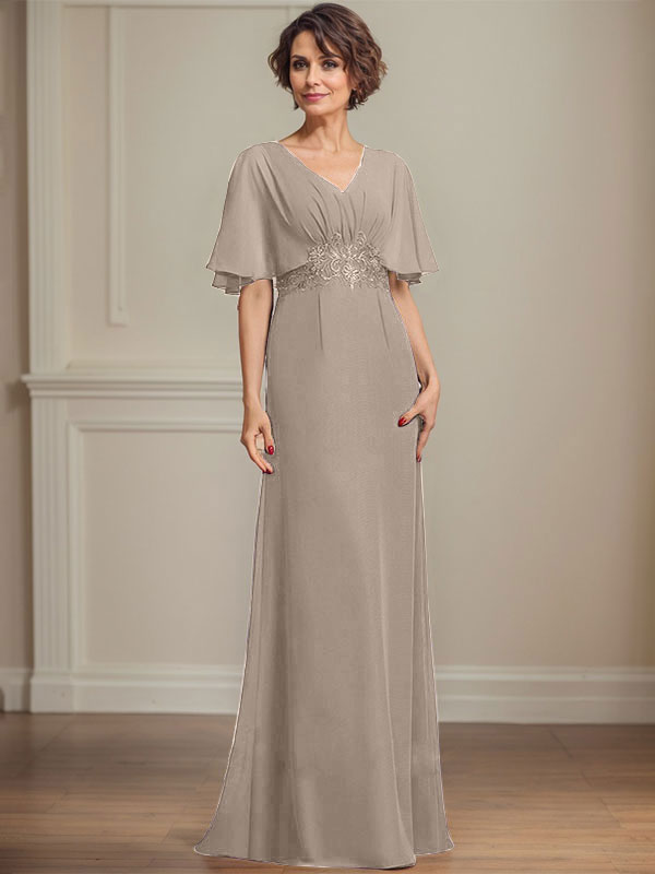 Robe de mariée longue en mousseline de soie, coupe trapèze, col en V, ornée d'appliques de sequins plissés et de dentelle.