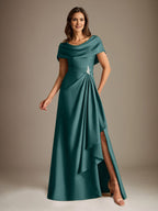 Robe de mariée trapèze en satin stretch, longue jusqu'au sol, avec décolleté rond et volants cascade, idéale pour la mère de la mariée. 