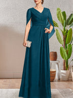 Vestido largo azul marino oscuro de corte A con escote en V para la madre de la novia