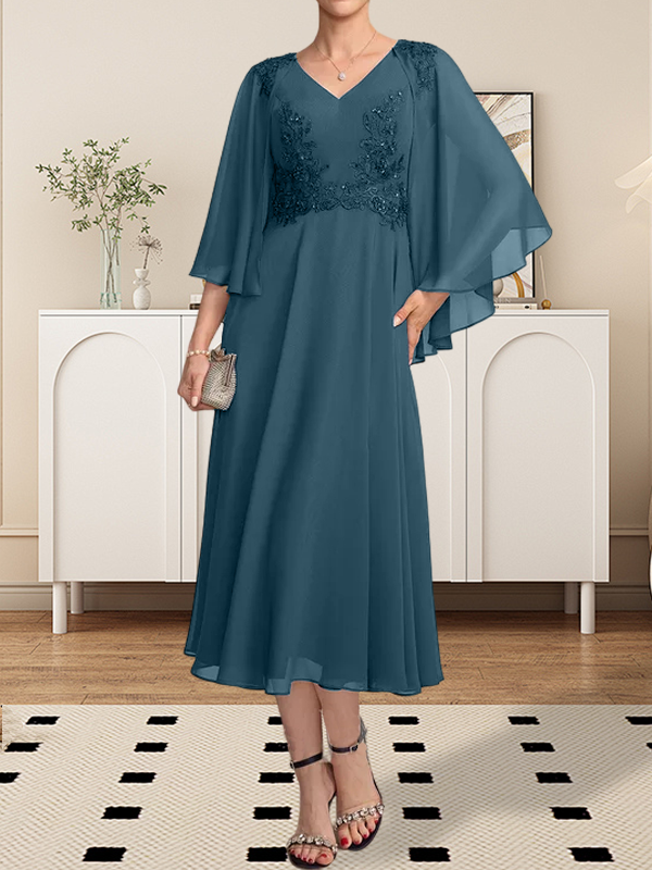 Vestido de corte A, escote en V, largo hasta la rodilla, de gasa, encaje, con lentejuelas y pedrería para la madre de la novia.