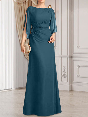 Robe fourreau/colonne longue en mousseline pour la mère de la mariée, ornée de perles plissées.