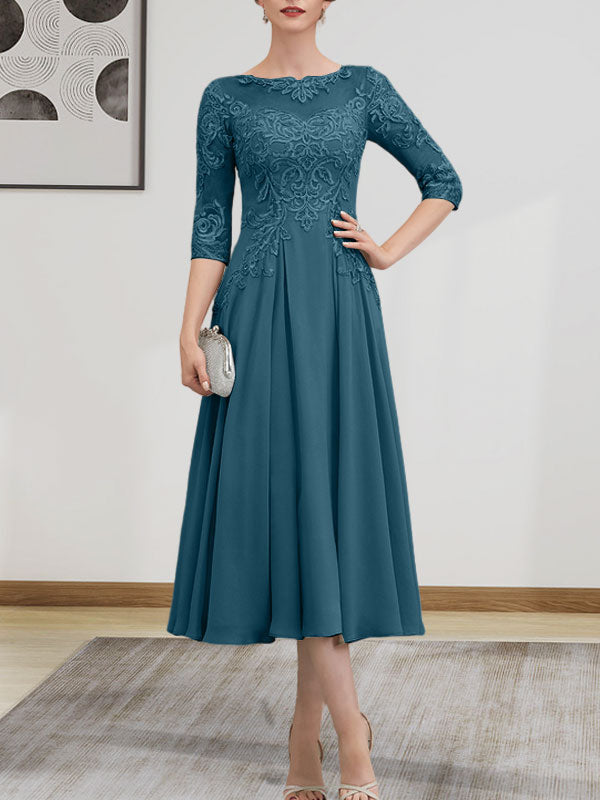 Robe de mariée trapèze en mousseline de soie et dentelle, longueur thé, ornée de perles et de sequins, avec décolleté en A et effet illusion.
