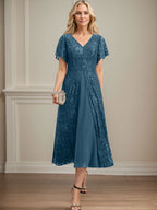 Vestido de novia de gasa de encaje, corte en A, escote en V y largo hasta la rodilla. 