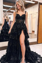 Vestidos de fiesta de corte A con tul escalonado, hombros descubiertos, apliques de encaje y abertura.