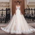 Vestido de novia transparente color champán con cinturón de perlas extraíble, sin mangas, espalda descubierta y encaje (Serie 2023). 